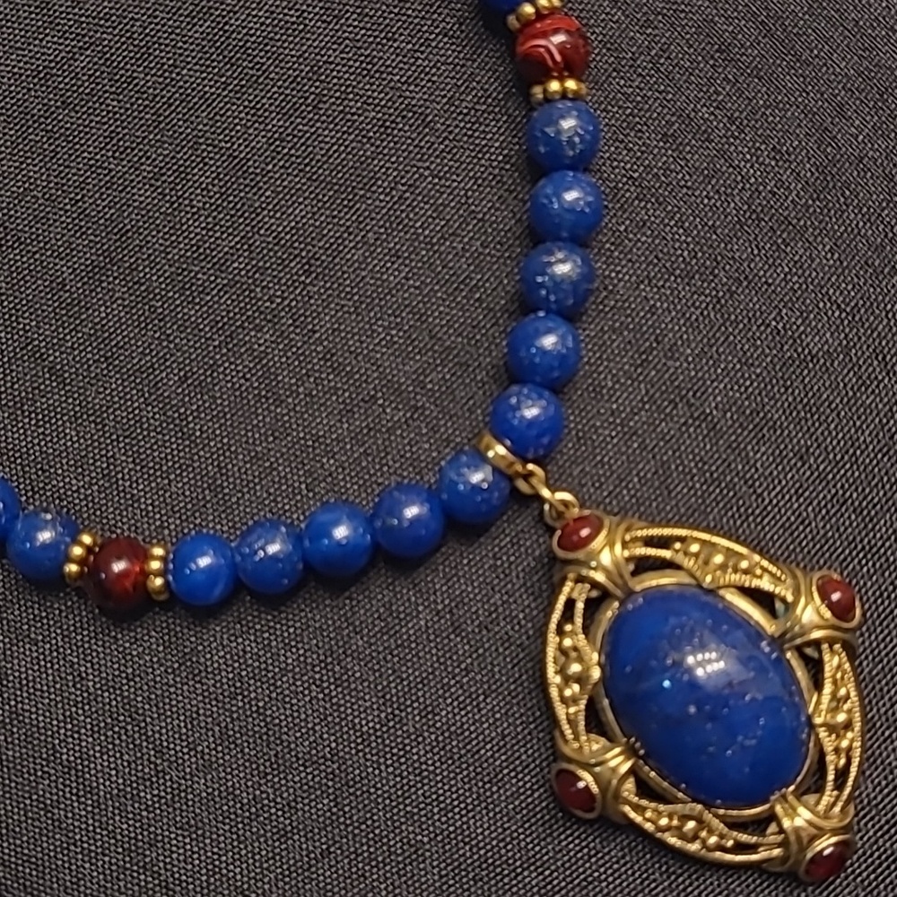 1928 Blue & Red Beaded Necklace Antiqued Gold-tone Sparkling Faux Lapis Pendant - Picture 15 of 15